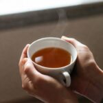 Menikmati Setiap Teguk Teh Hangat
