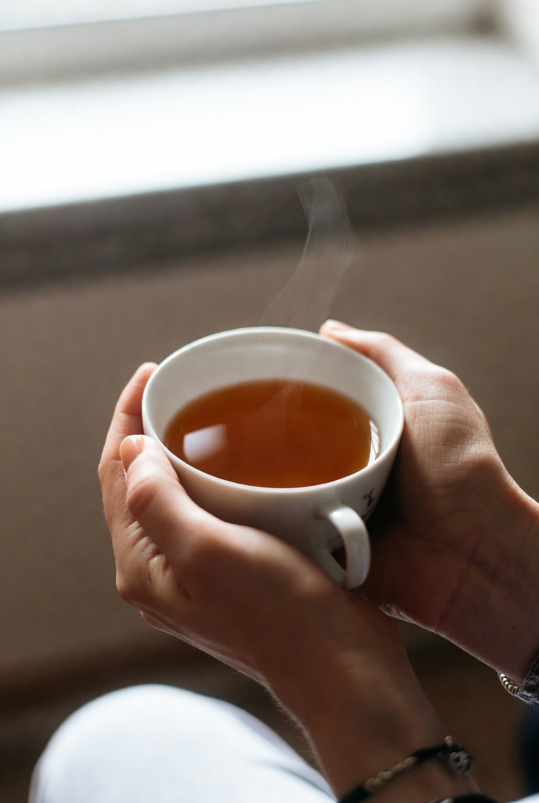 Menikmati Setiap Teguk Teh Hangat